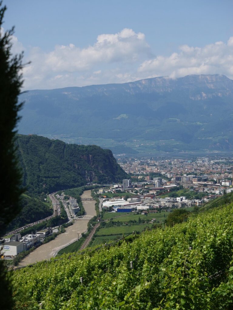 Uitzicht over de stad Bolzano vanaf Oberbozen