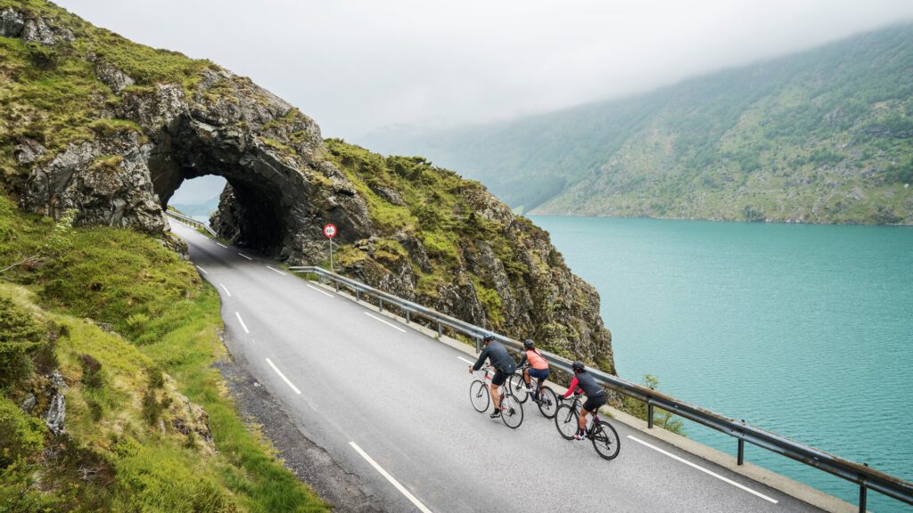 Langs de fjorden liggen prachtige fietspaden in noorwegen