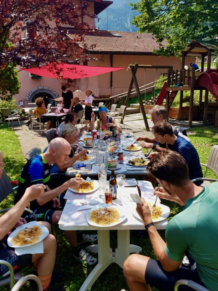 Goede lunch is het halve werk als je gaat fietsen in Trentino