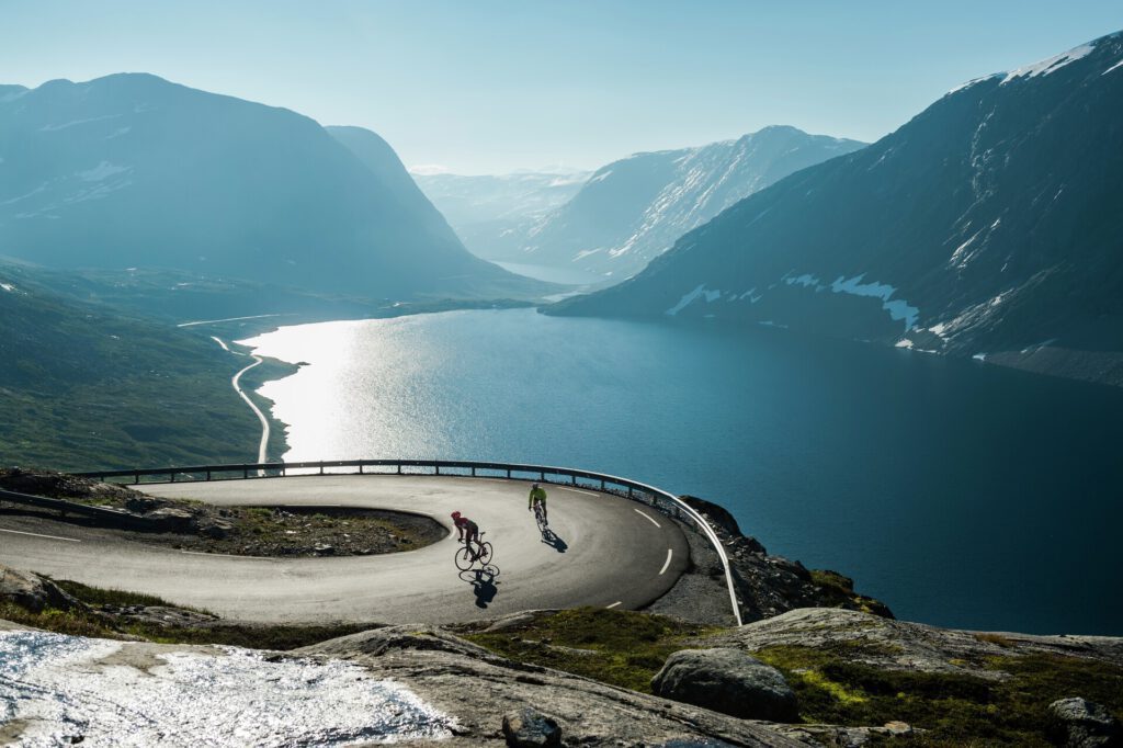 Fietsen over de klim naar Dallsniba in Noorwegen, met twee fietsers in beeld