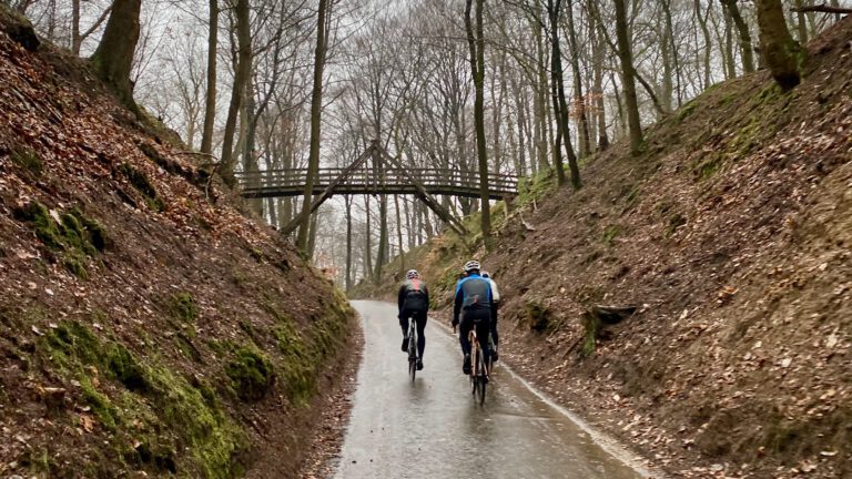 Fietsen op de posbank, in de regen, op een holle weg. In de winter is het hier ook prachtig.