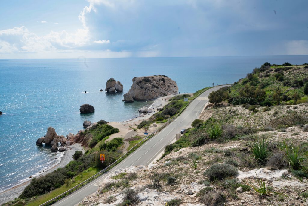 Rots van Aphrodite op Cyprus, waar je mooi langs kunt fietsen. Fietsen op Cyprus