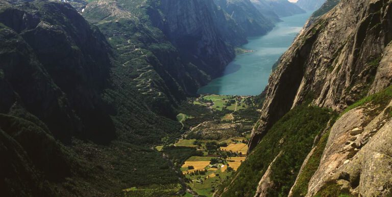 de prachtige lysefjord klim in Noorwegen