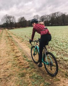 Nynke op de fiets op een gravelpad in de achterhoek