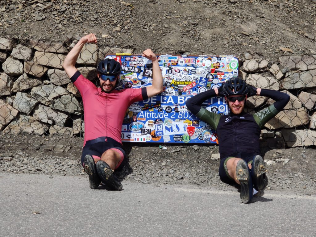 op de foto met een bordje op col de la bonette