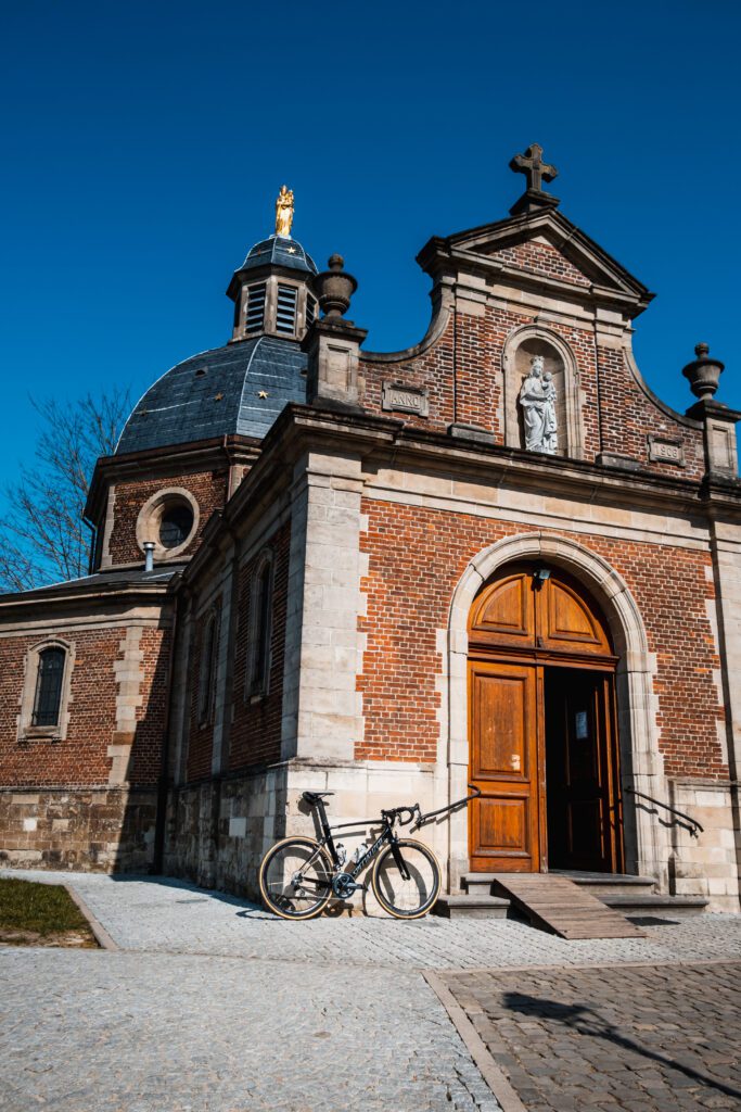 de kapel, muur, Geraardsbergen, Vlaanderen, fietsen