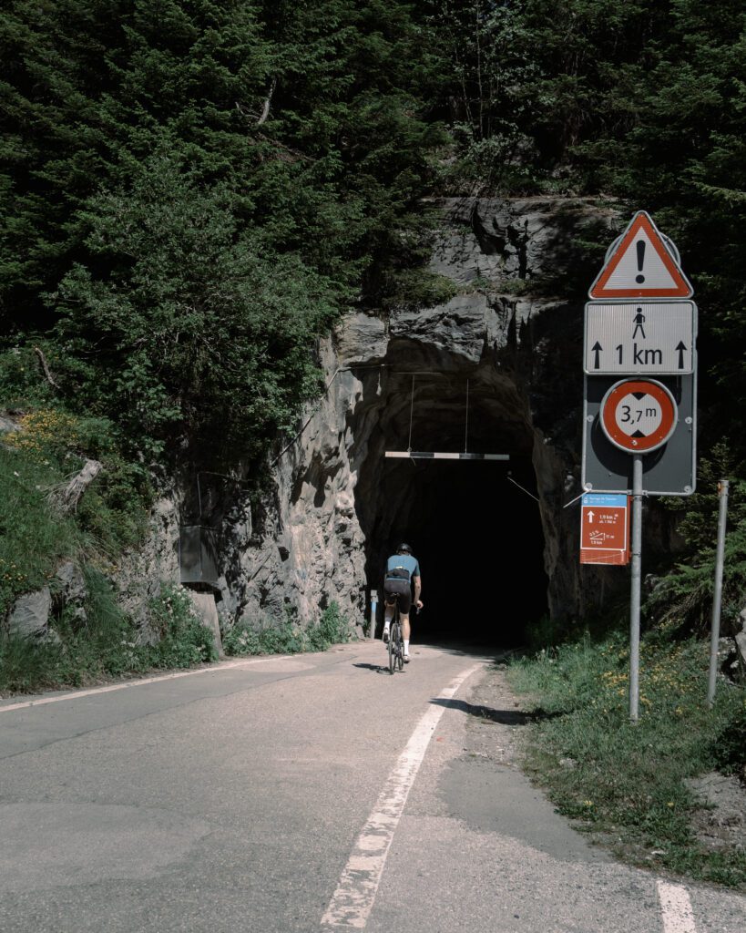 Beklimming, tunnel, Sander Kolsloot, fietsen in crans-montana, lac de tseuzier, fietsen in zwitserland, fietsen, cycling, wielrennen, klimmen, bergen, cols, col, etxeondo