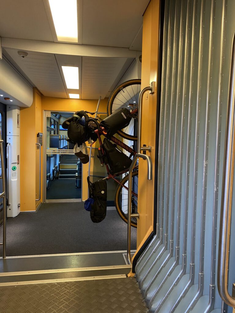 trein, bikepacking Zwitserland, trein in Zwitserland