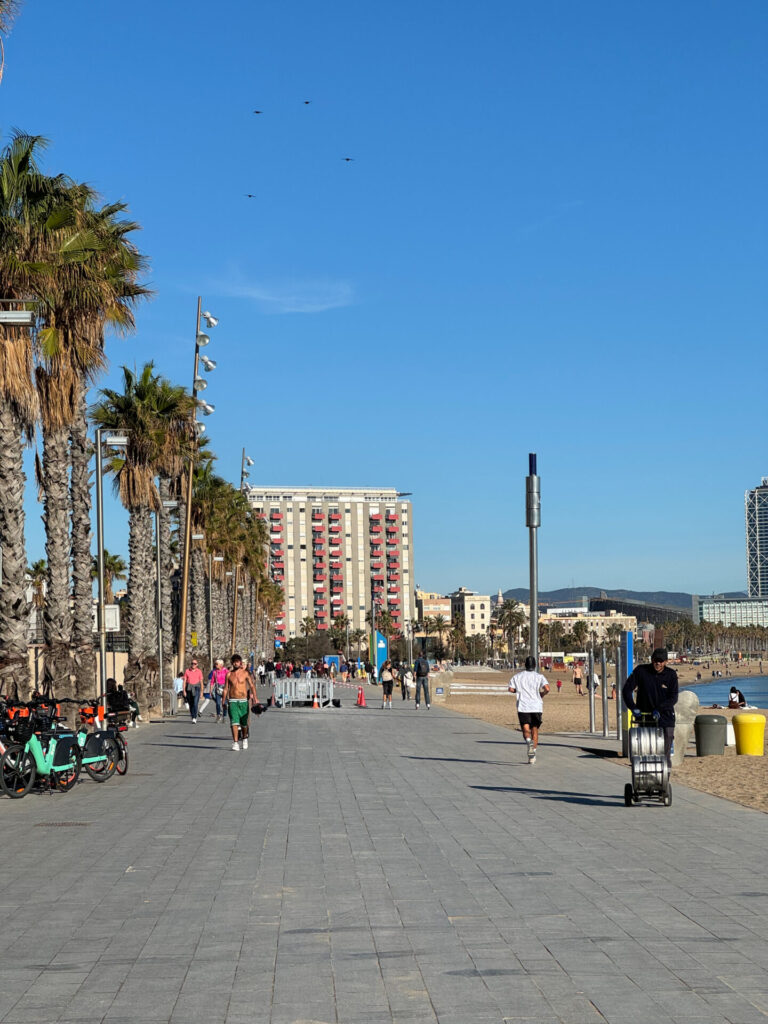 langs het strand en de boulevard