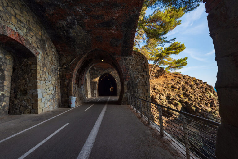 Fietspad door een tunnel langs de kust van Ligurië