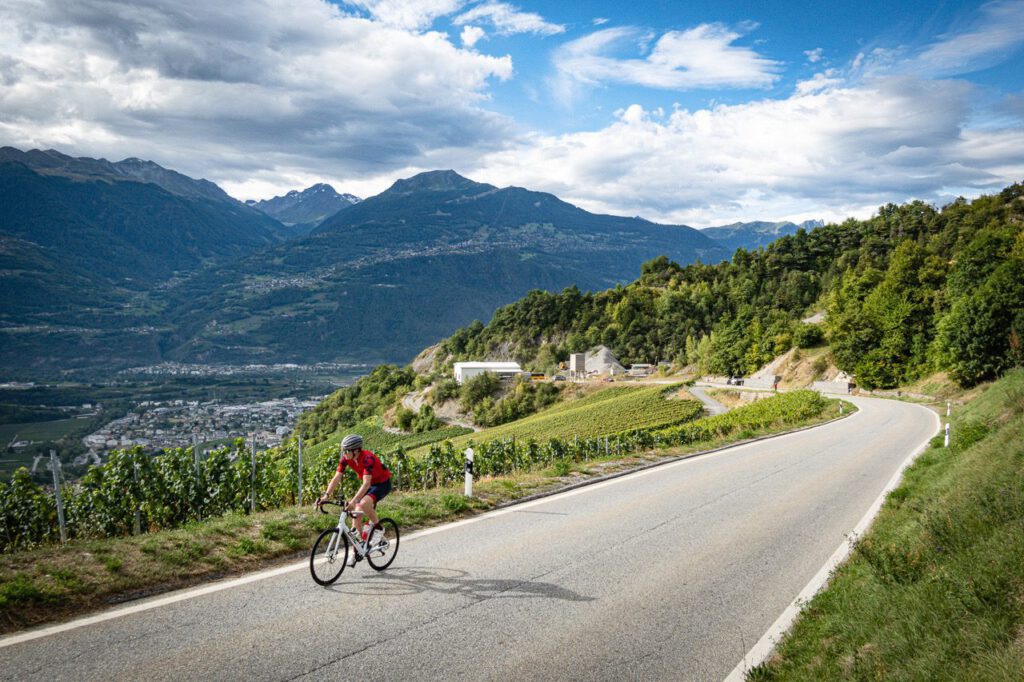 De weg naar de Sanetsch langs wijngaarden boven het Rhônedal in de Zwitserse Alpen.