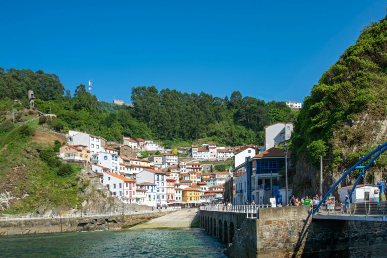 Rivier en brug in Asturië