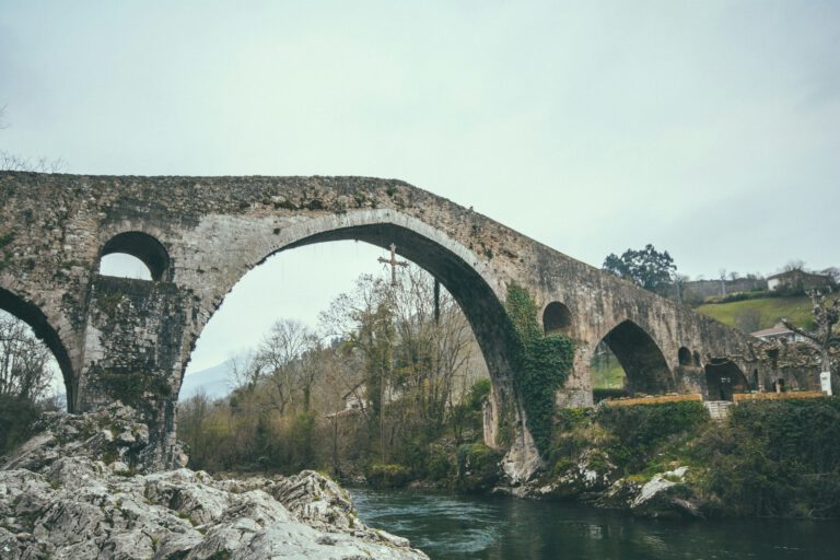 Rivier en brug in Asturië