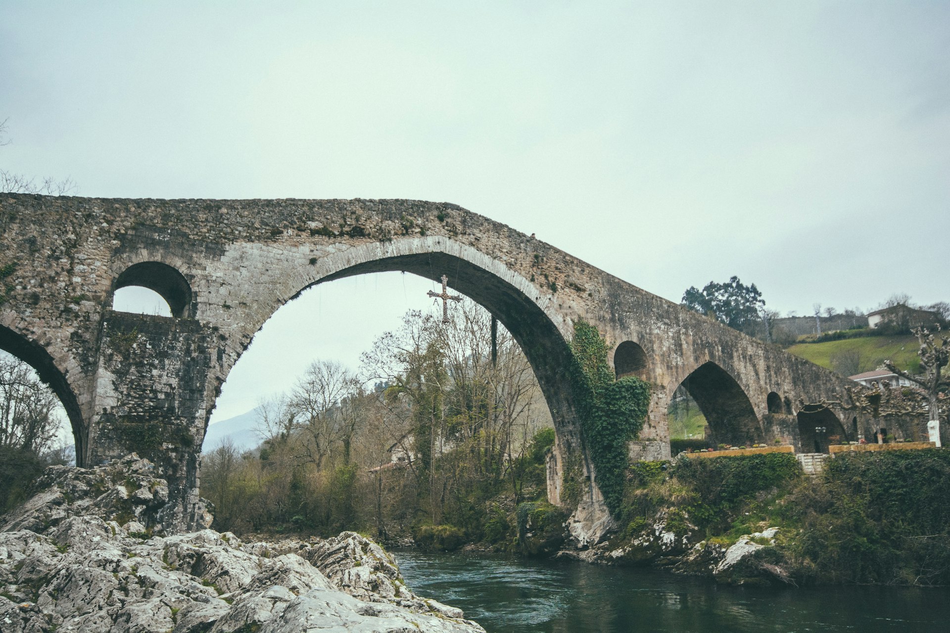 Rivier en brug in Asturië