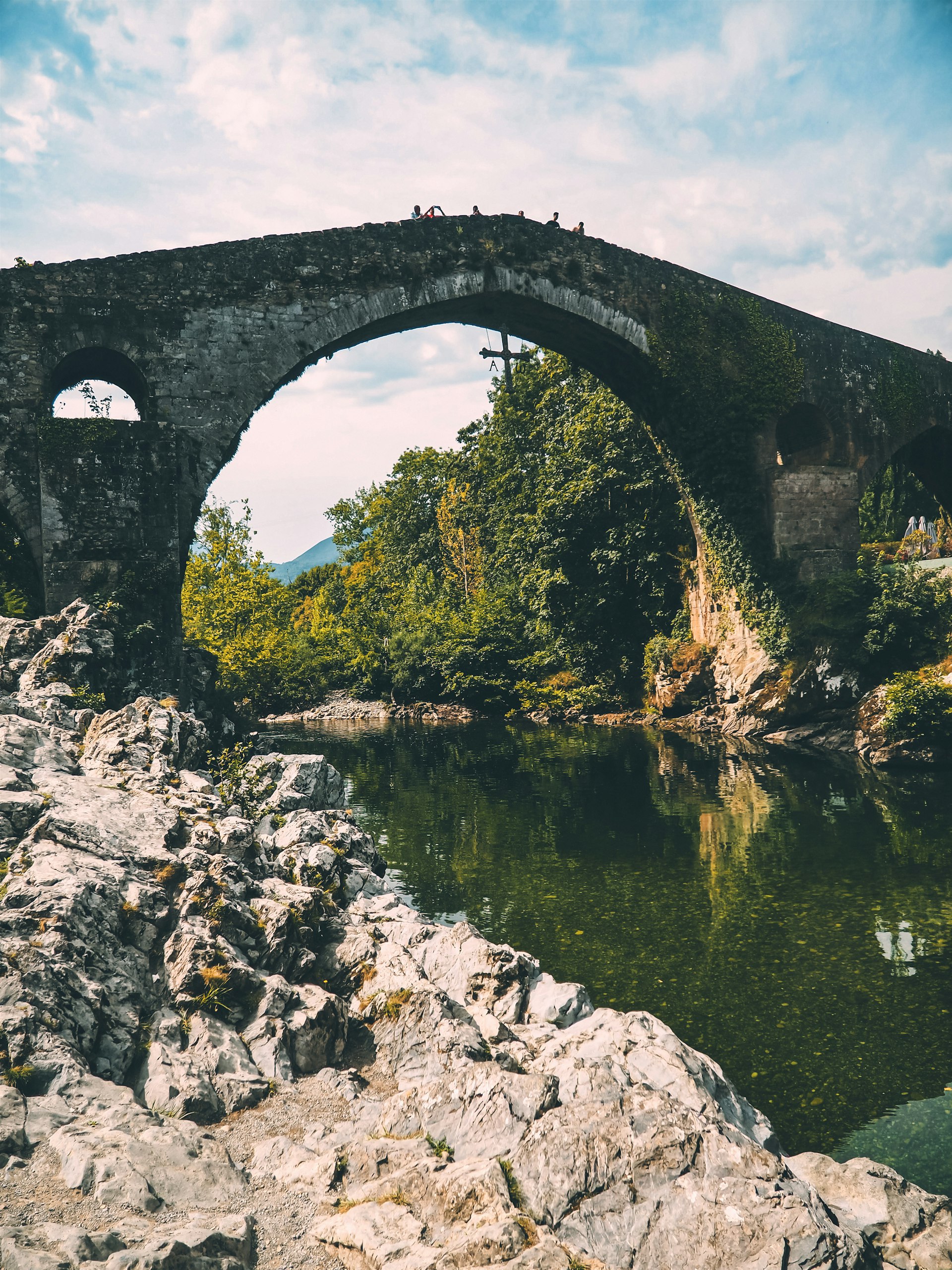 Rivier en brug in Asturië