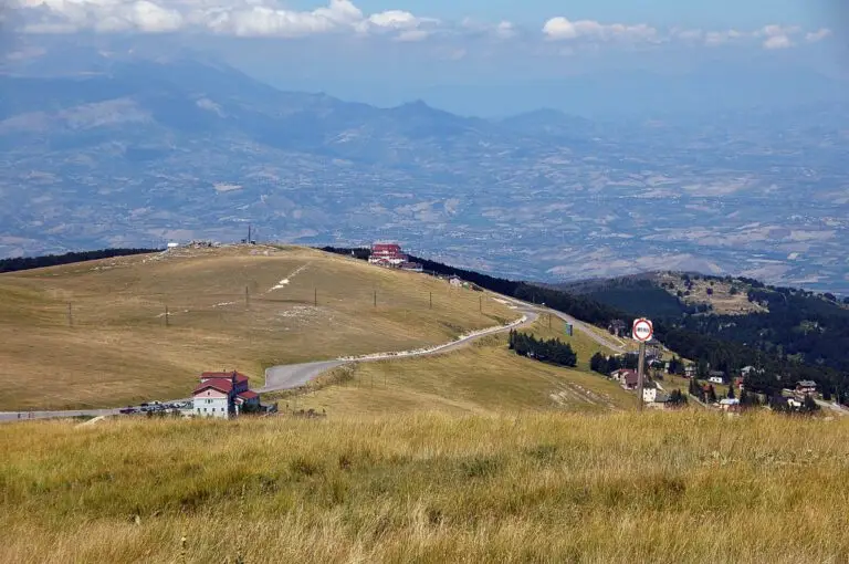 De weg naar de Blockhaus over de Maielletta in de Majella, Abruzzen