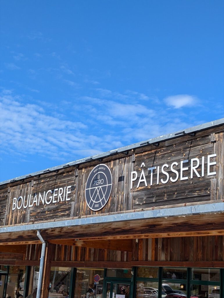 Houten gevel van een boulangerie-pâtisserie onder een blauwe lucht