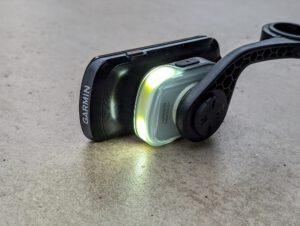 Fabric Lumaray V3 onder een Garmin-fietscomputer