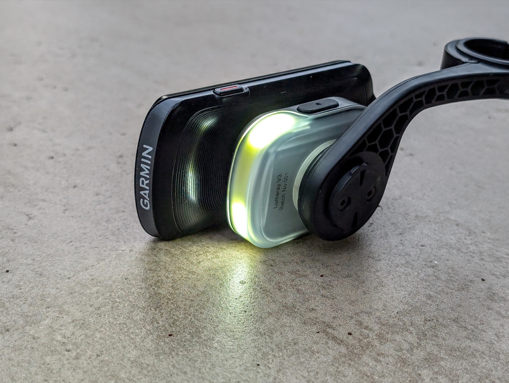 Fabric Lumaray V3 onder een Garmin-fietscomputer